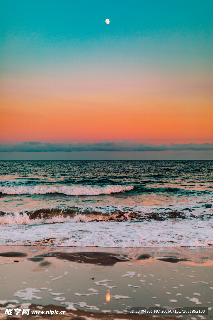 海边黄昏月色下的海浪美景