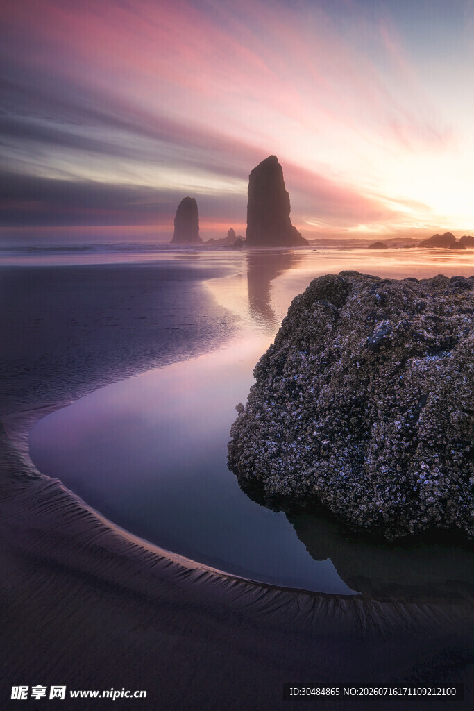 海边日落时的礁石美景