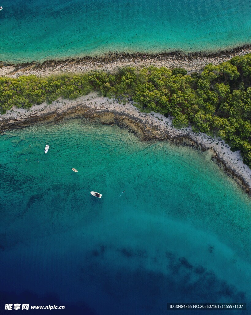 俯瞰碧海绿岸的美丽景致