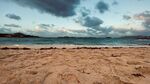 黄昏下的静谧沙滩海岸