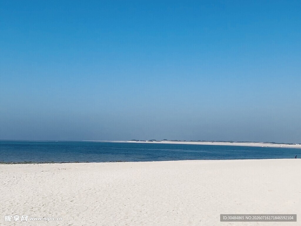 纯净海滩与蔚蓝大海