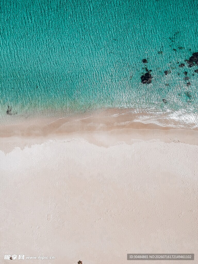 美丽沙滩与碧蓝海水