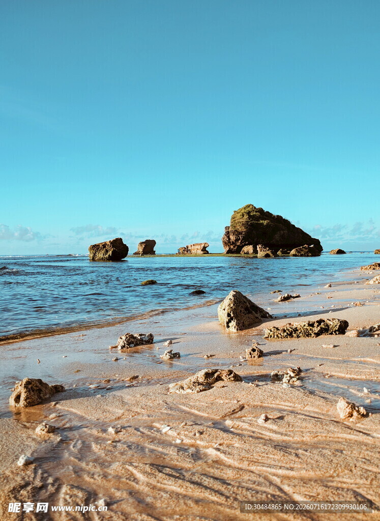 海边沙滩与礁石美景