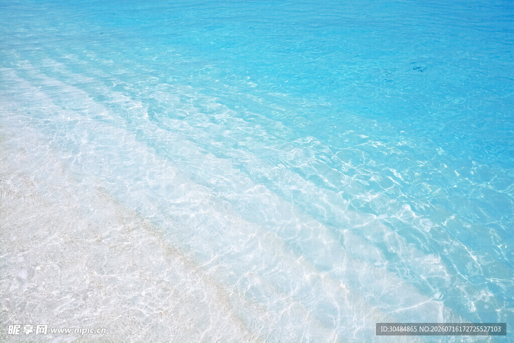 清澈见底的浅蓝色海水