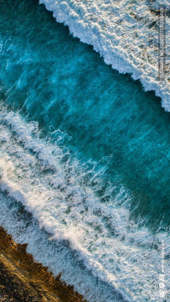海浪拍打岸边的蓝色海水
