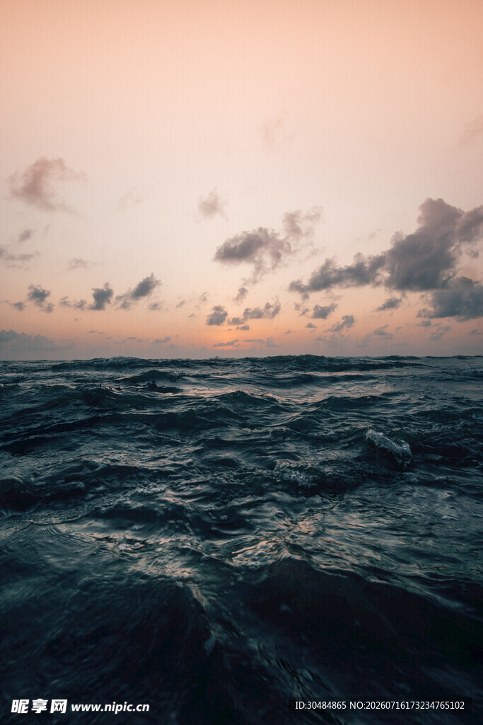 海上日落时分的波涛景象