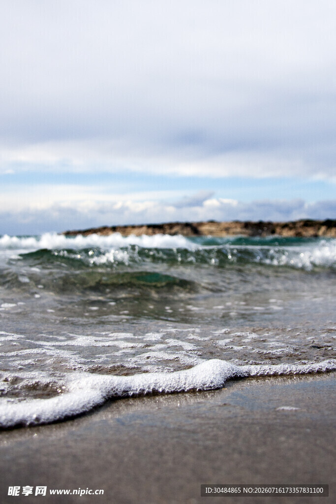 海边浪花拍打沙滩景象