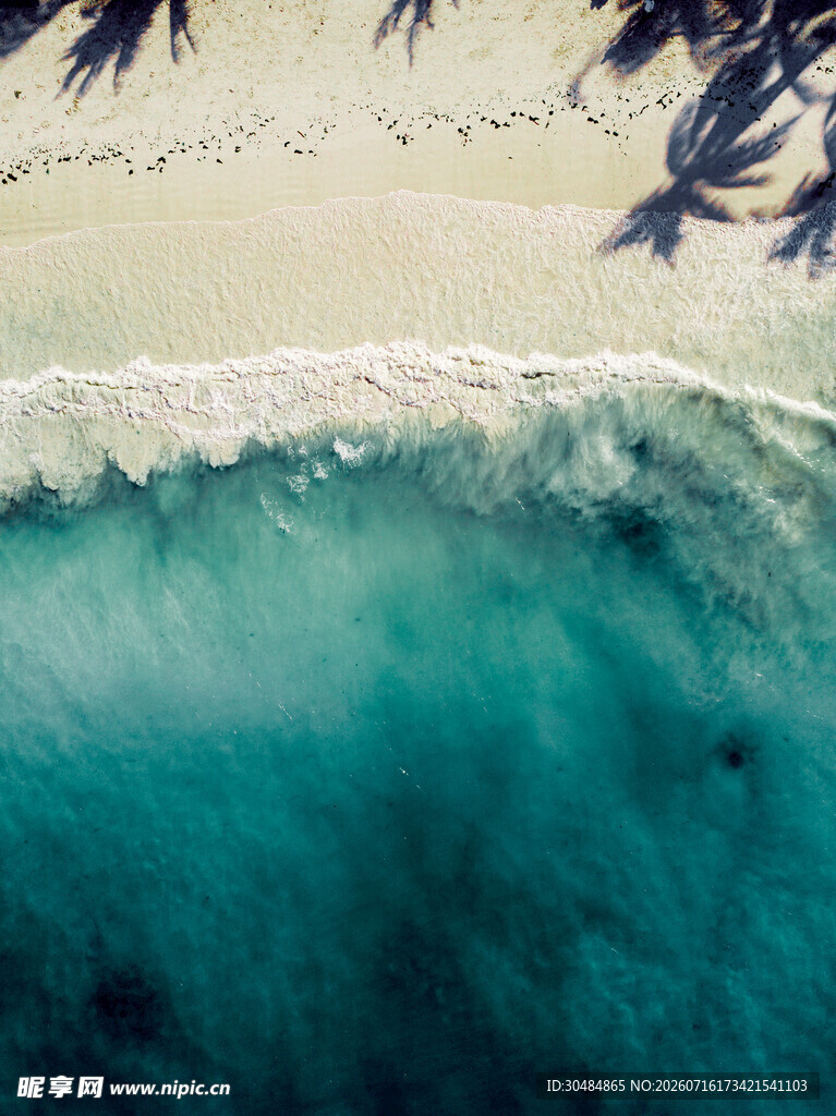 俯瞰碧海白浪沙滩美景
