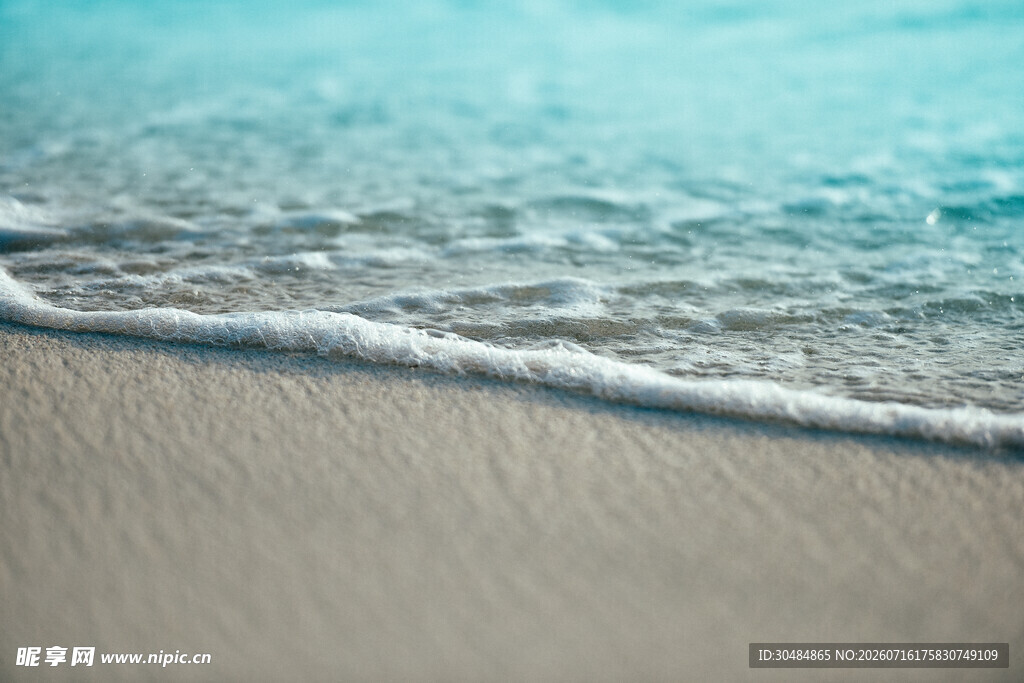 海边沙滩上的轻柔海浪
