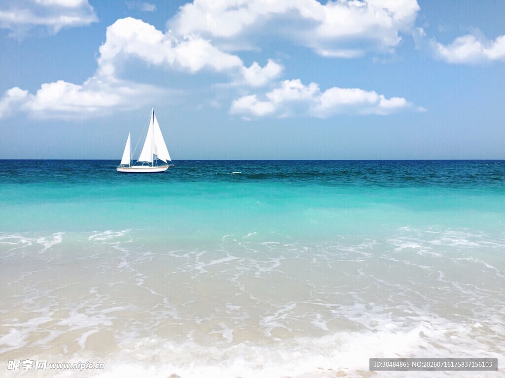 碧海蓝天中的帆船美景
