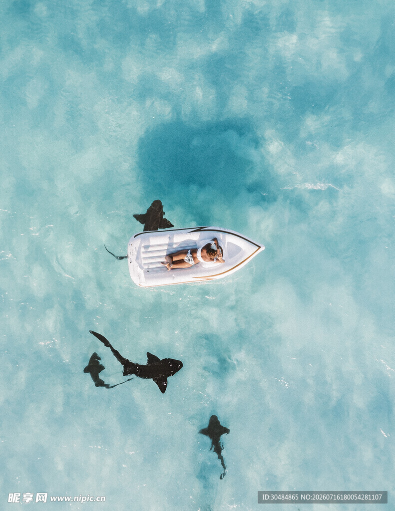 海上浮船与潜水者景象
