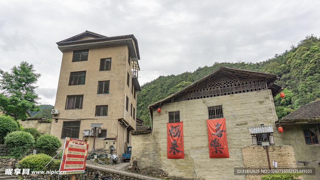 古朴碉楼与周边建筑风貌