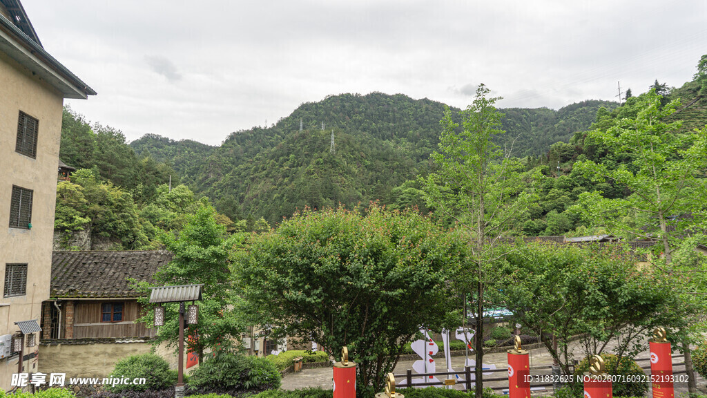 山间庭院景致
