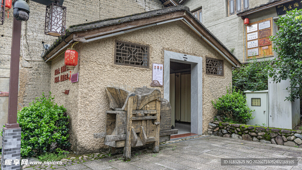 古朴乡村小屋门外景致
