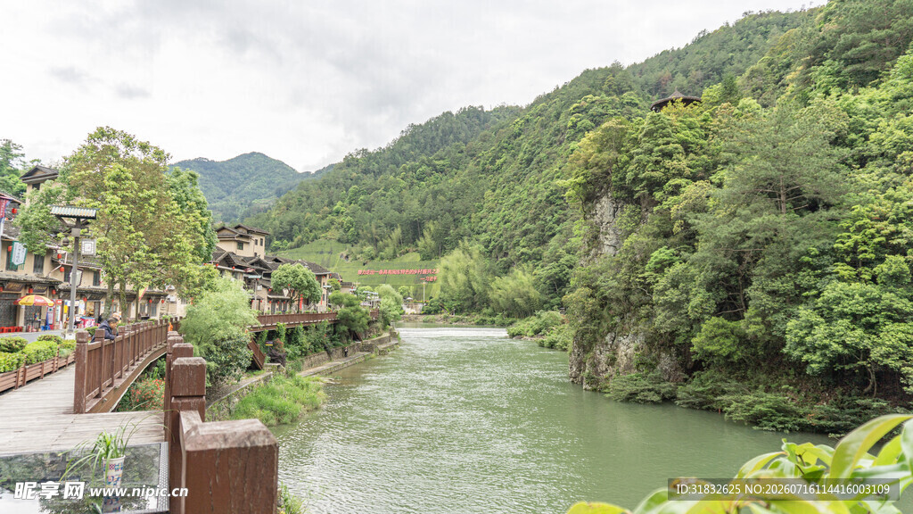 山间河畔的秀丽自然景致