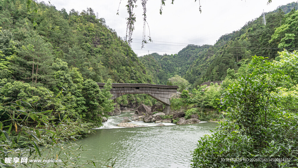 青山绿水间的古朴廊桥