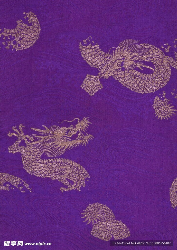紫色锦缎上的精美龙纹图案