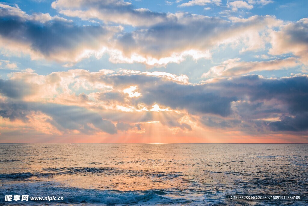 海上日出天空壮丽景象