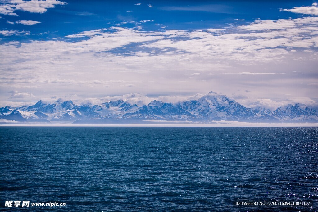 碧海蓝天映雪山