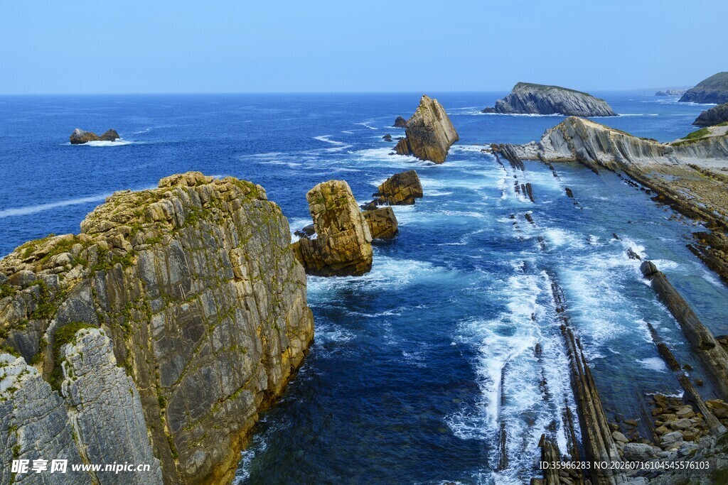 海岸奇景波涛拍击嶙峋礁石