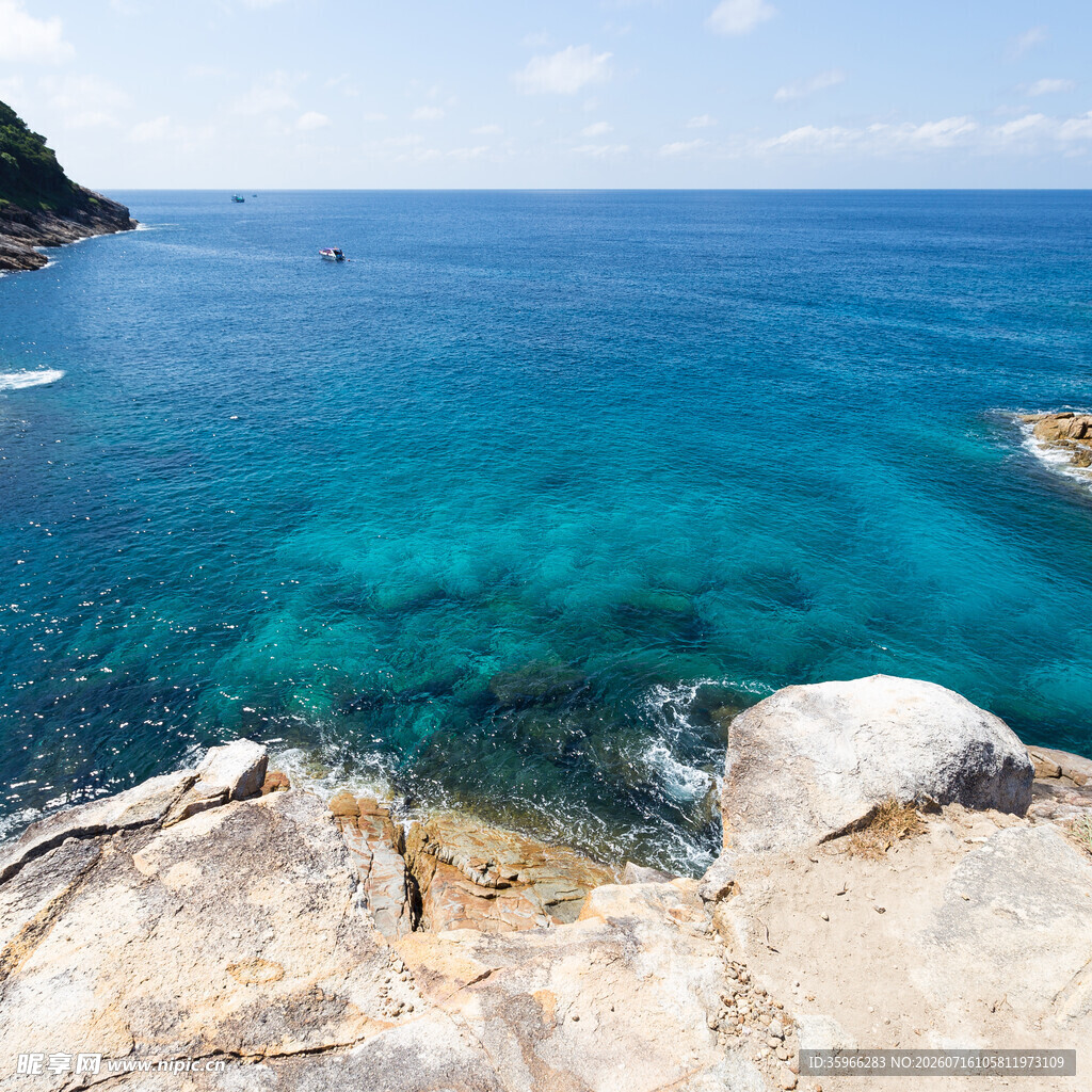 海边岩石旁的澄澈蓝色海域