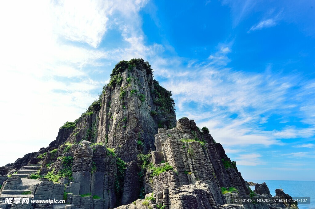 巍峨奇峰屹立蓝天白云间