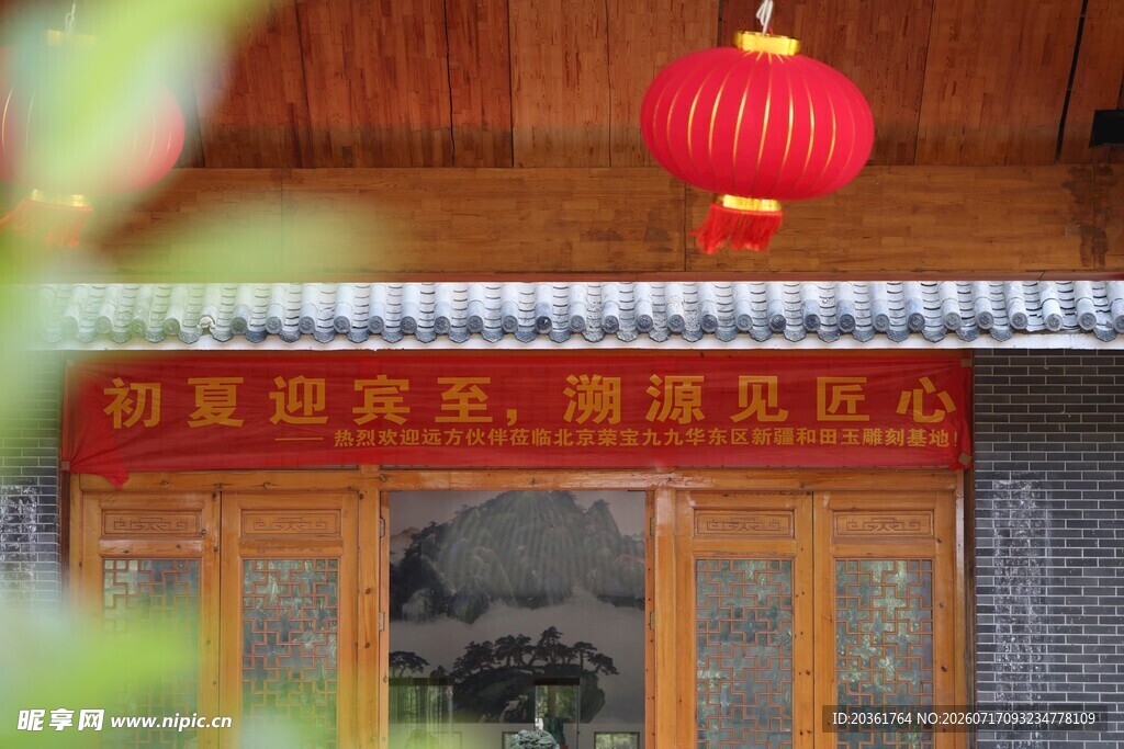 中式屋檐下的红灯笼
