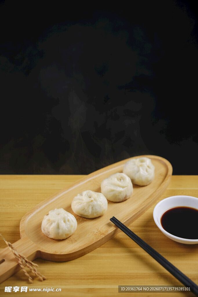 中式蒸饺配蘸料与筷子