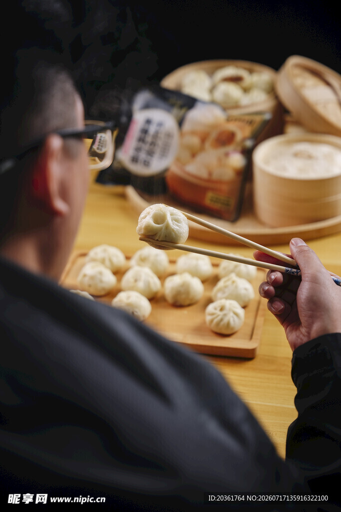 男子专注享用中式传统美食