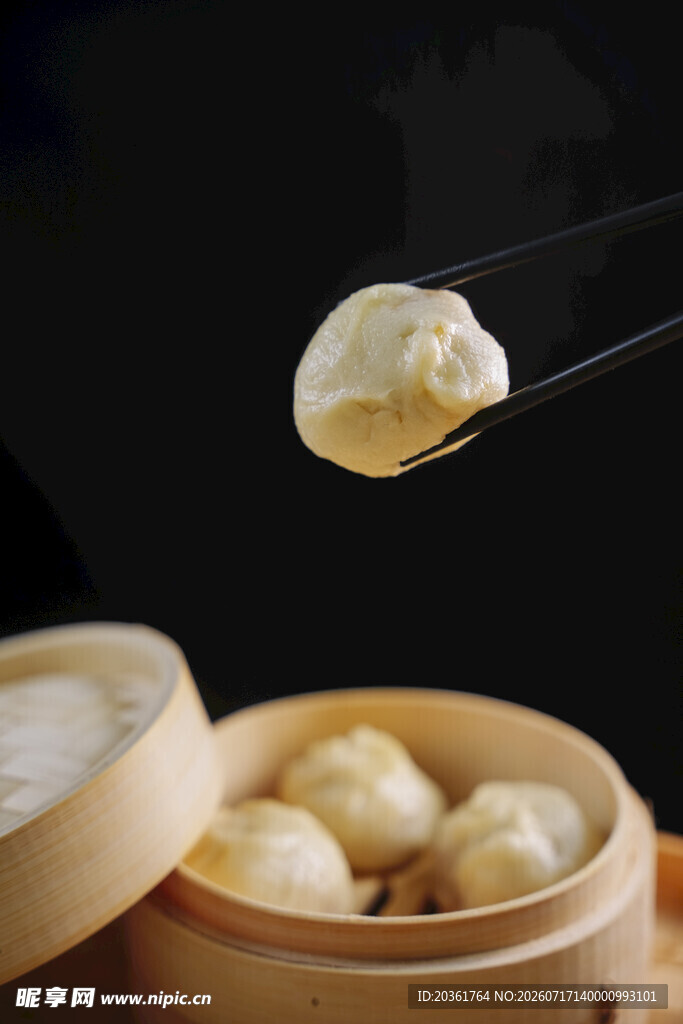 美味小笼包悬于半空