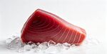 鲜美的金枪鱼肉置于冰上
