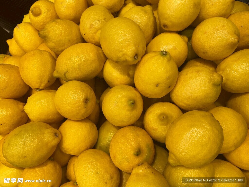 一堆新鲜黄柠檬