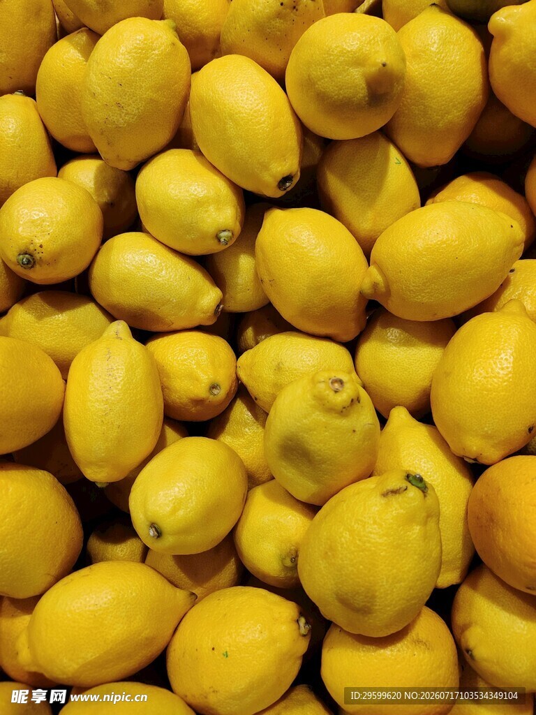 一堆鲜黄色的饱满柠檬