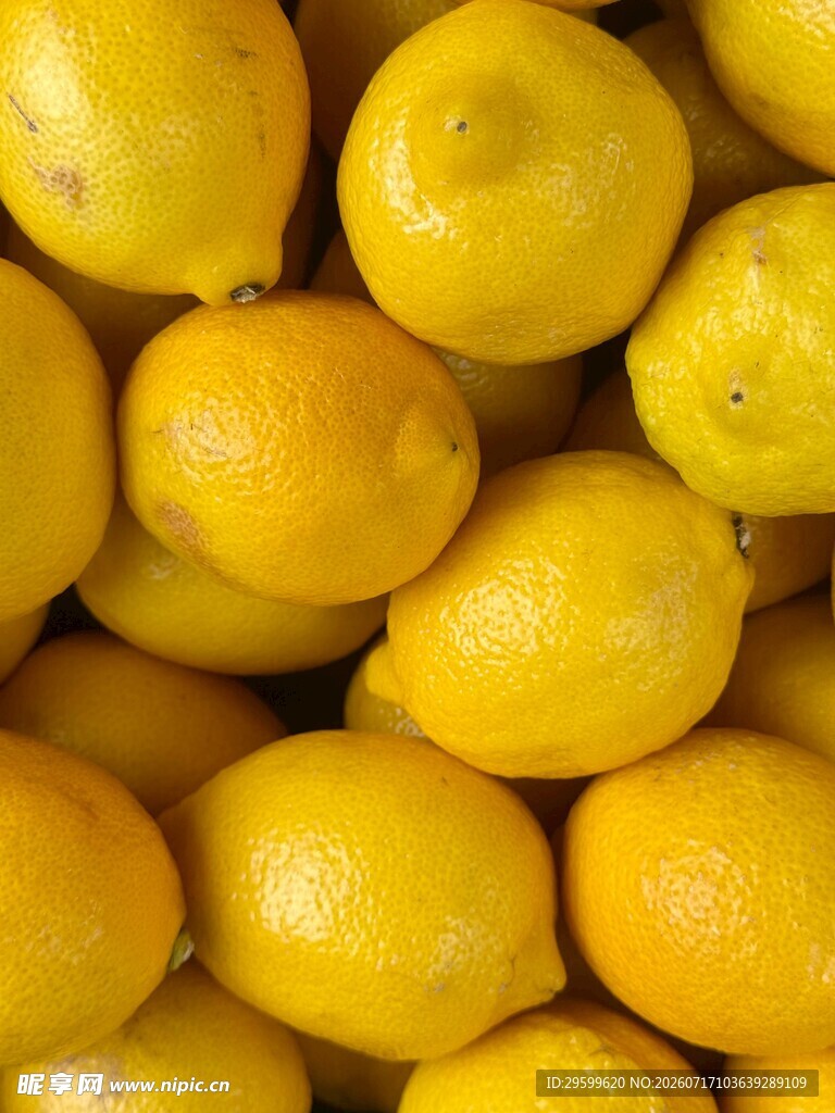 一堆鲜黄色的饱满柠檬
