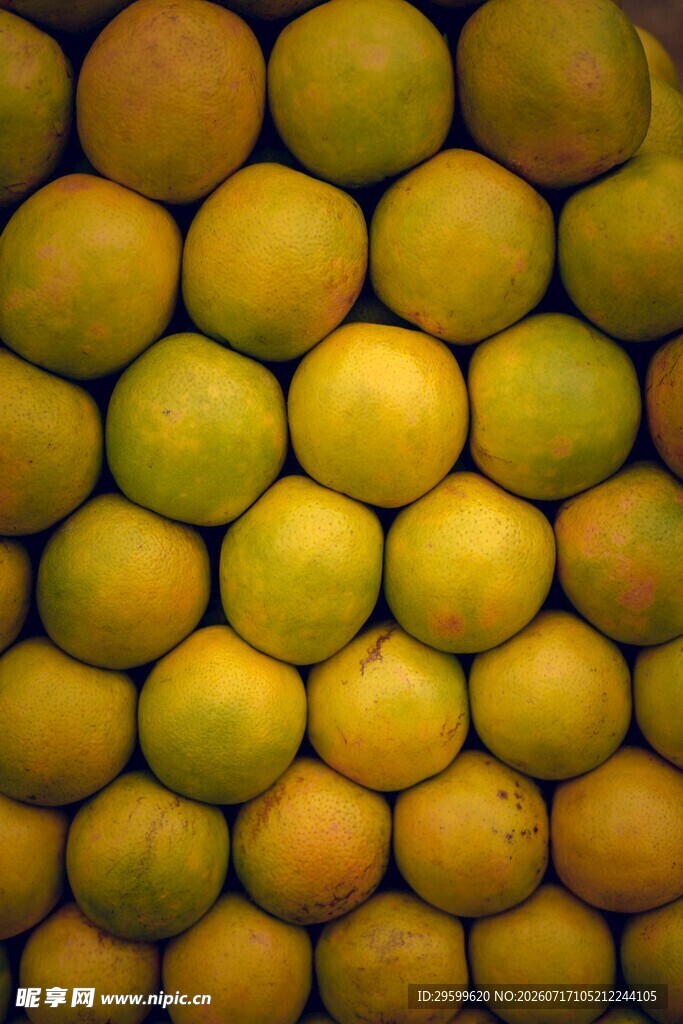 金黄饱满的柑橘堆叠