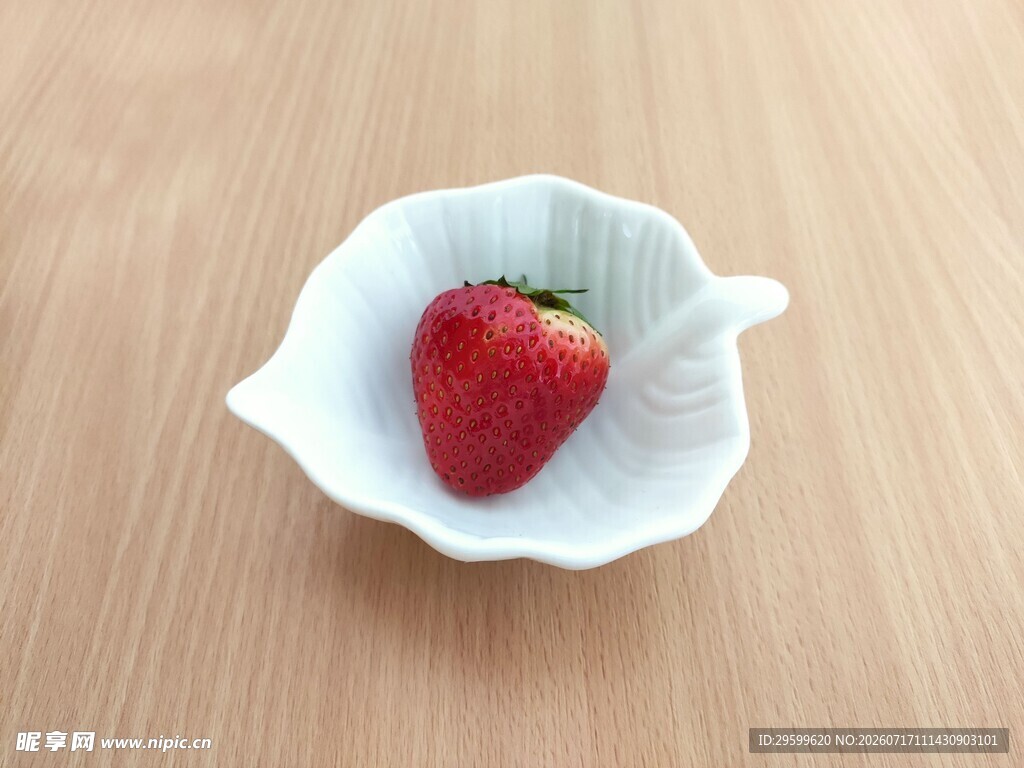 白碟上的鲜红草莓