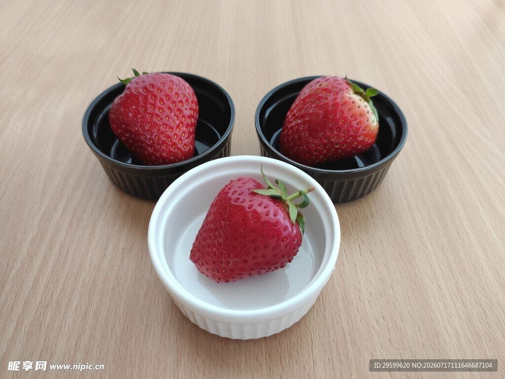 三颗草莓置于小碗中