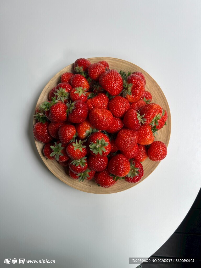 木盘上的新鲜红草莓