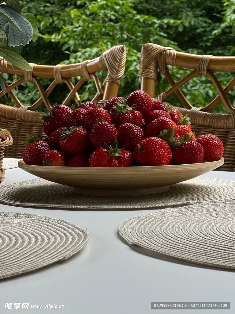 盘中鲜草莓 