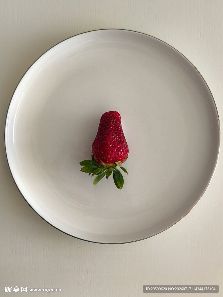 白盘上的单颗新鲜草莓