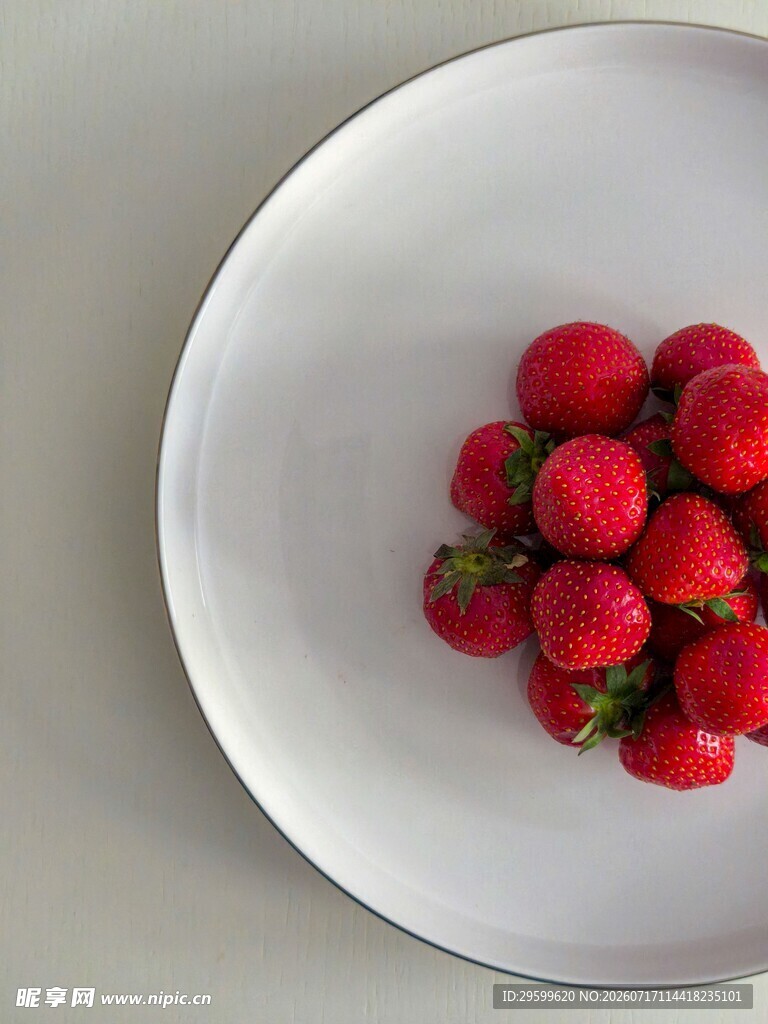 白盘上的新鲜红草莓