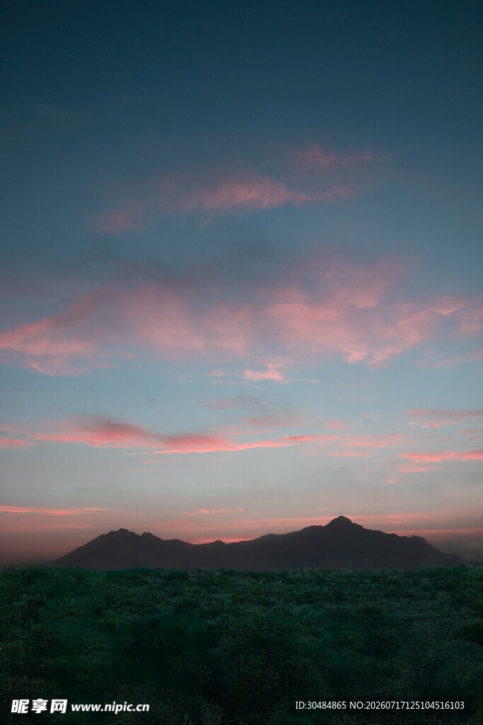 黄昏时分的山峦与彩云