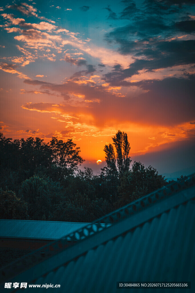 屋顶上的绚烂日落美景