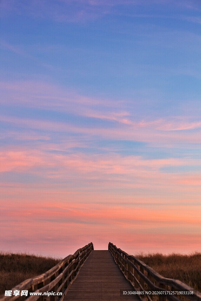 海边木栈道的绝美黄昏