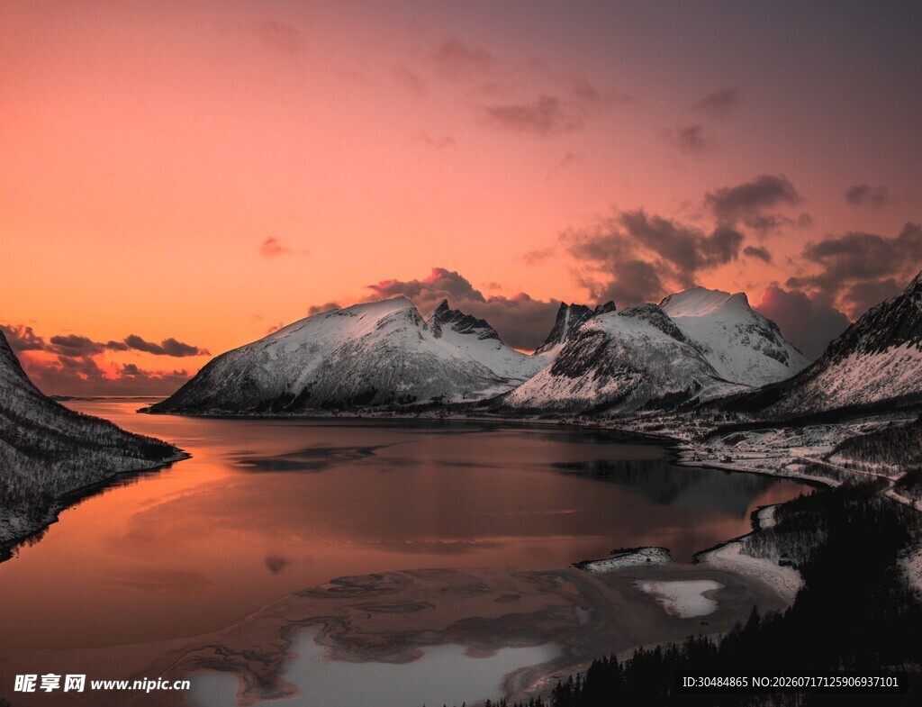 湖畔壮丽日落雪山美景