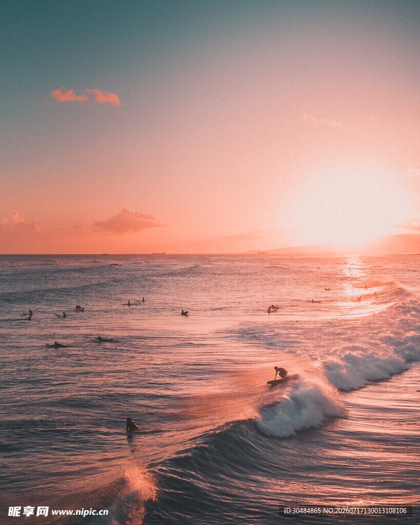 夕阳下的海边冲浪美景