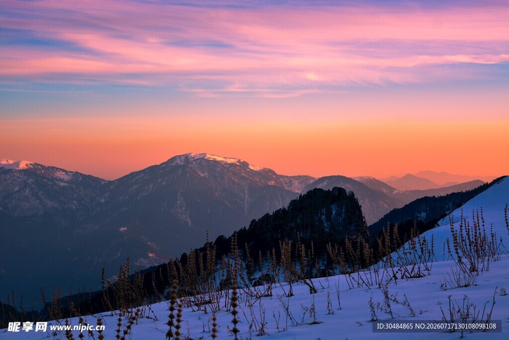 雪山日落美景