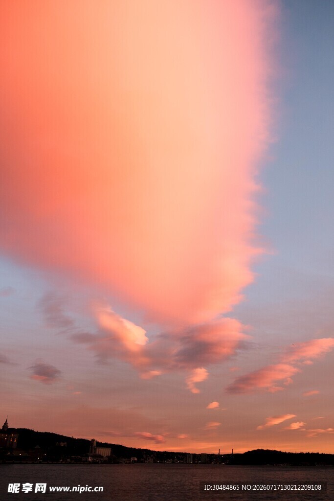 日落时分的绚丽天空