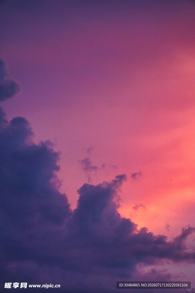 梦幻晚霞中的壮丽云层