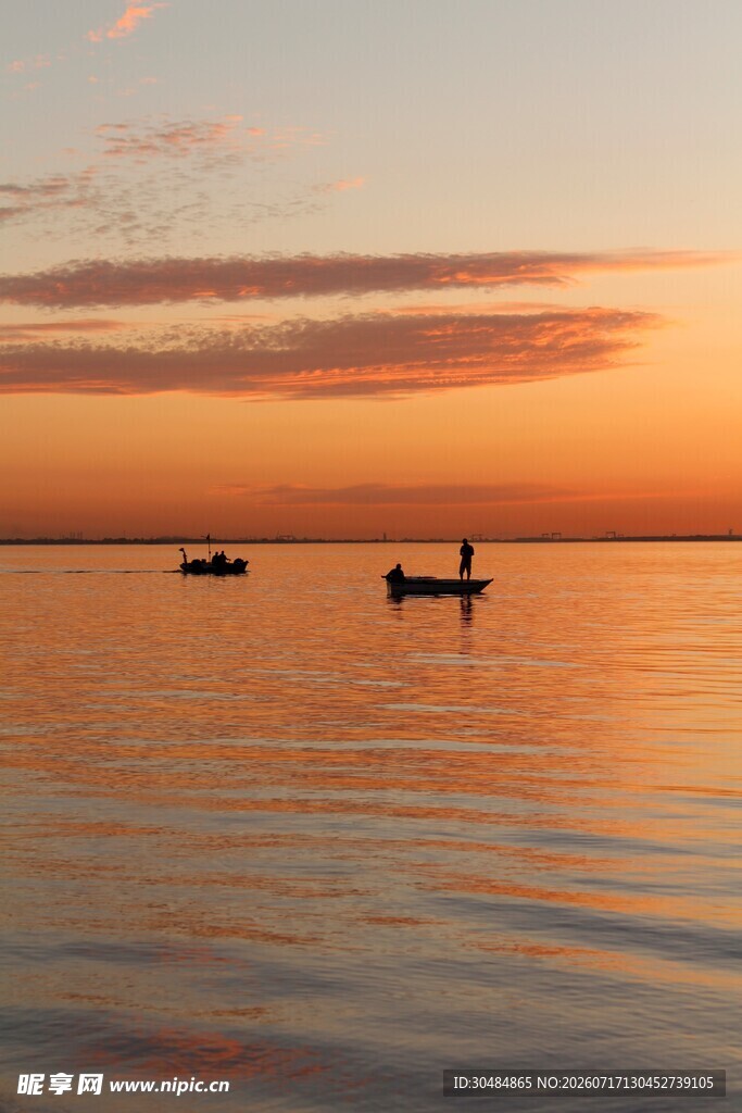 夕阳下湖面的静谧小船
